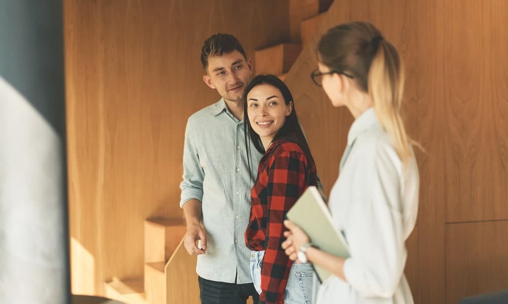 Who carries out the viewings, and what does the process involve?